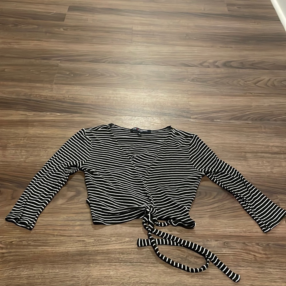 Black and white stripped long sleeve tie crop top